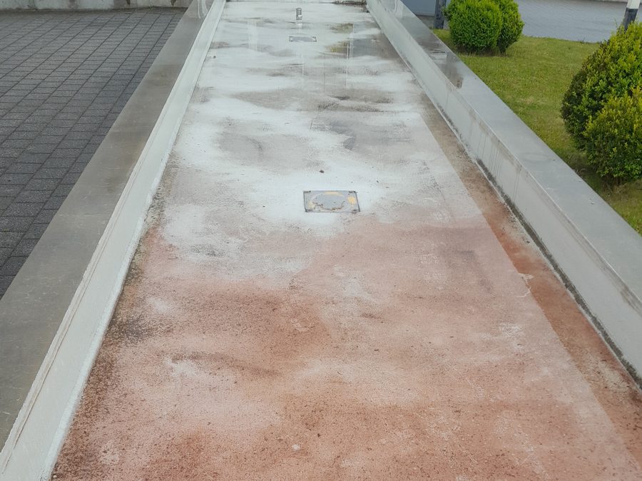 Stillgelegte Brunnenanlage als leerer Betontrog auf einem Firmengel&auml;nde in Dettingen an der Erms