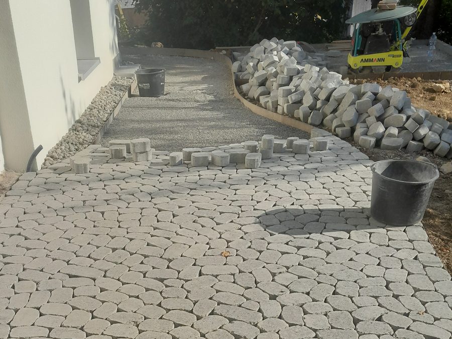 Geschwungener gepflasterter Gartenweg mit Cortenstahl-Randbefestigung in Reutlingen-Bronnweiler