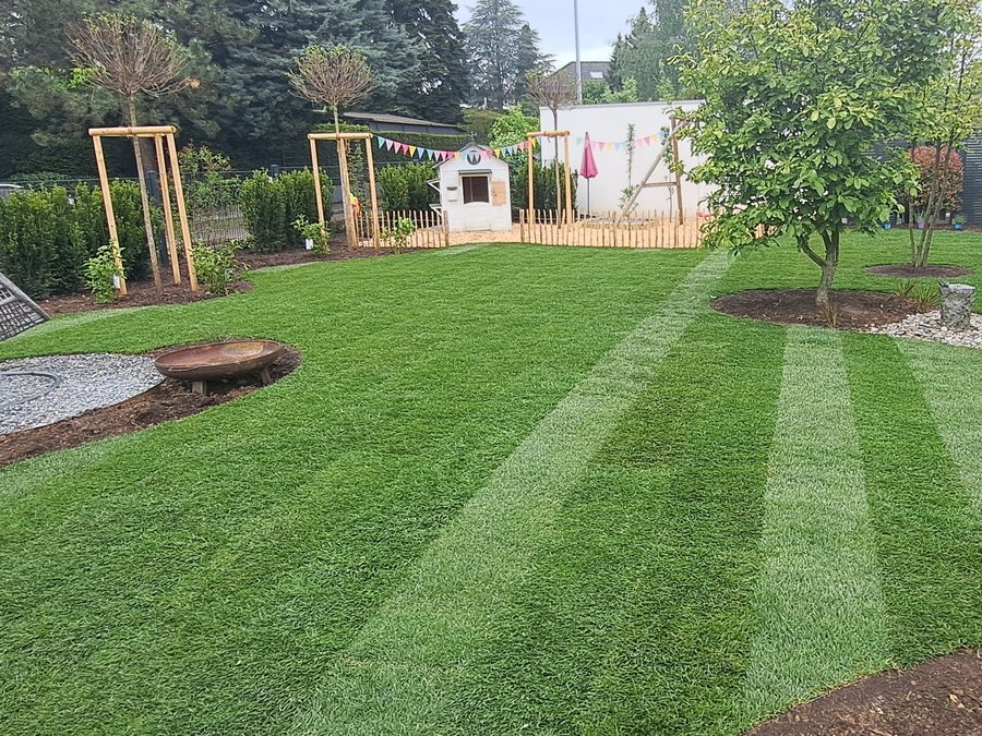 Neu angelegter Garten mit Rollrasen, jungen B&auml;umen und Spielbereich in Reutlingen