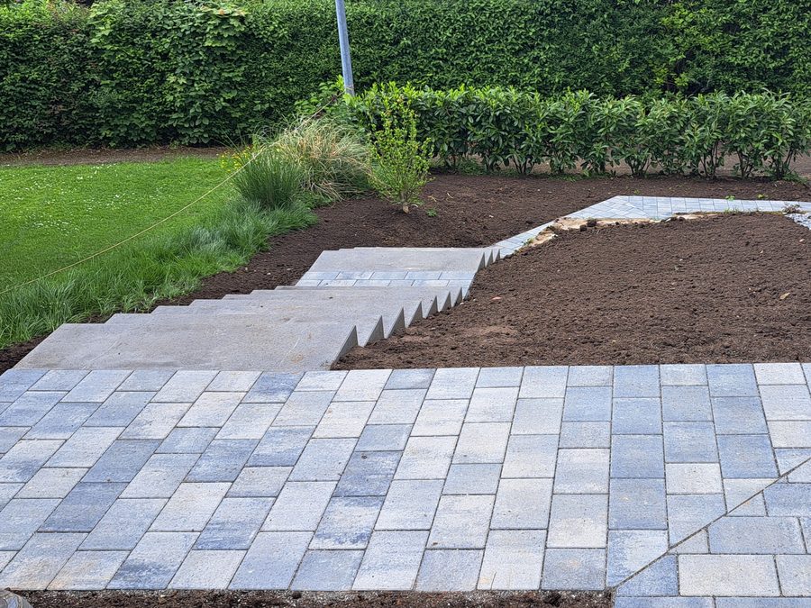 Gepflasterte Terrassenfl&auml;che mit neu gebauter Treppe in Reutlingen