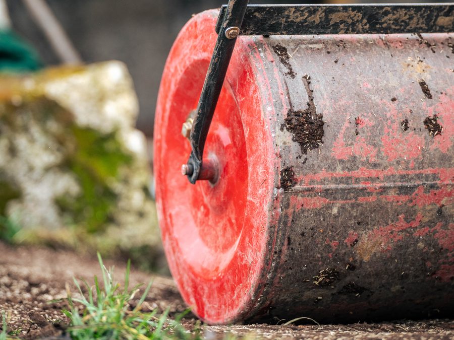Rasenwalze dr&uuml;ckt frisch ausgebrachte Grassamen in die Erde
