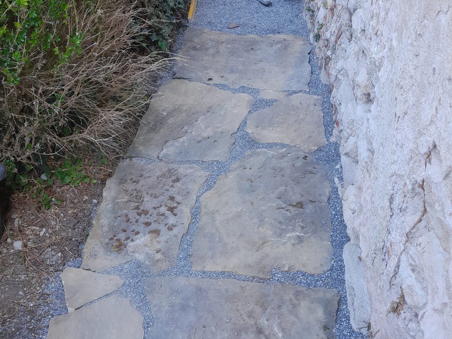 Neu gebauter Weg aus Natursteinplatten am Schloss Hohent&uuml;bingen